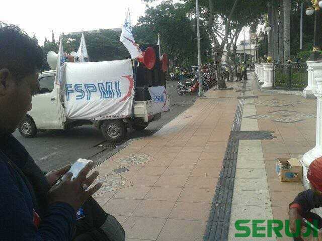 Buruh unjuk rasa