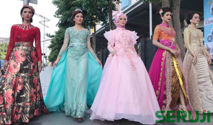 Kebaya Encim Adalah Perpaduan Gaya Kebaya Tradisional Dan 