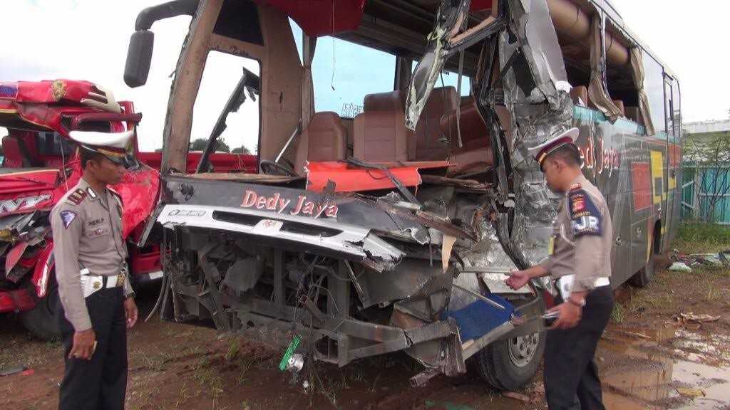 Dua Orang Tewas Akibat Tabrakan Bus Dan Truk Di Tol Cipali — SERUJI