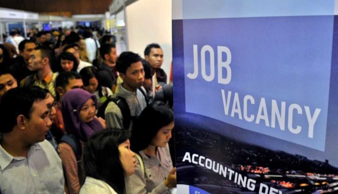 Pencari kerja memadati stan sebuah perusahaan ketika berlangsungnya bursa kerja di Semarang, Jateng, Jumat (8/11)