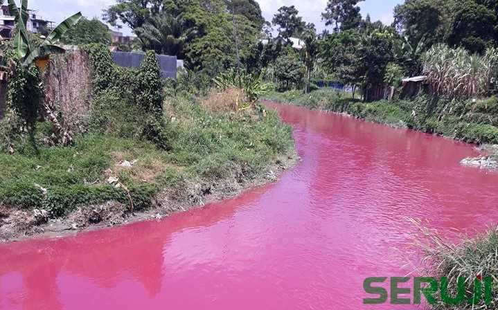 Diduga Akibat Pewarna Tekstil Sungai di Pematangsiantar 