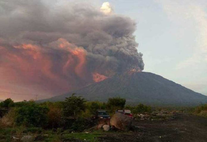 Gunung Agung erupsi