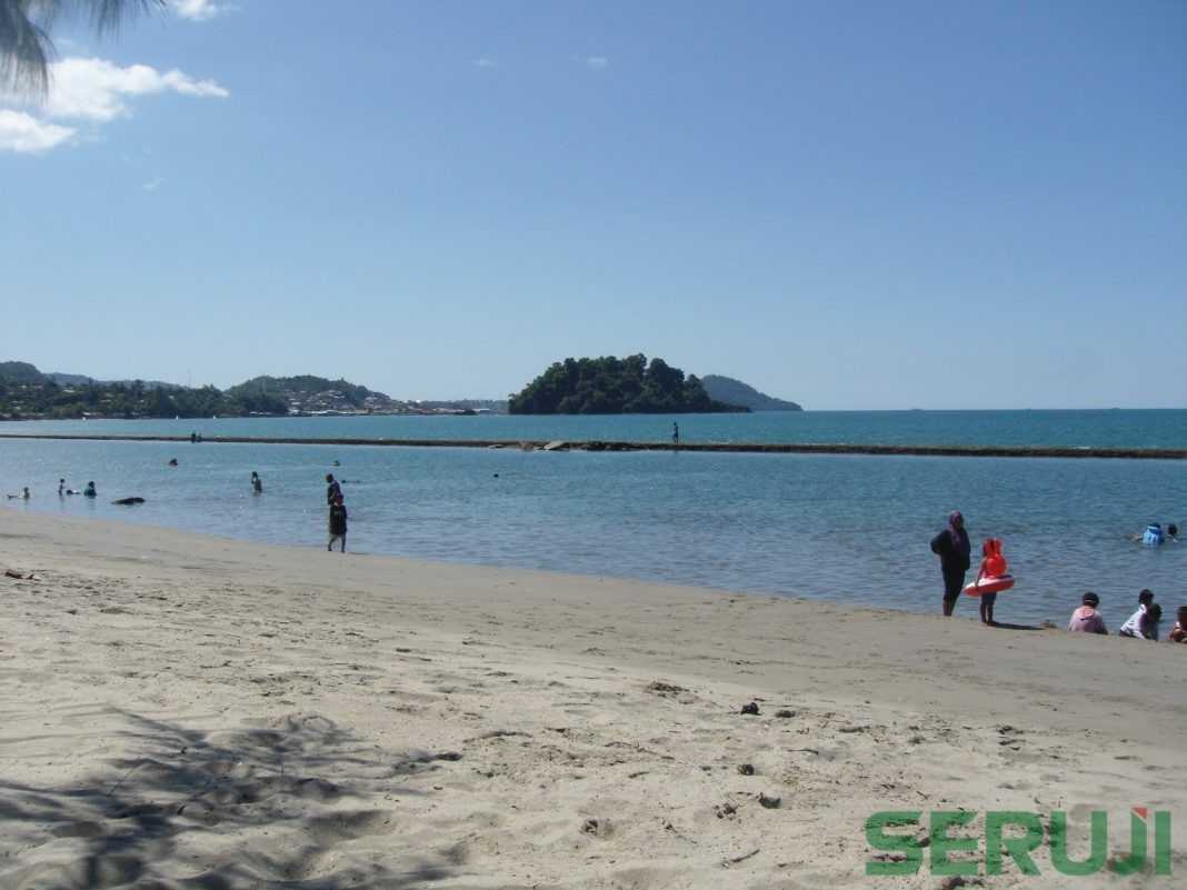 Pantai Hamadi Jayapura — SERUJI