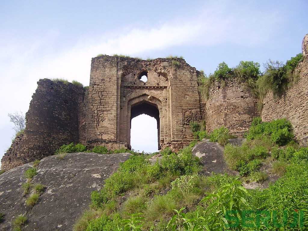 1024px-Gate_of_Pharwala_Fort_toward_the_Swaan_stream