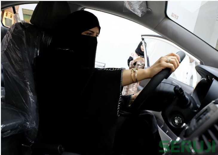 Wanita Saudi memeriksa sebuah mobil di showroom otomotif