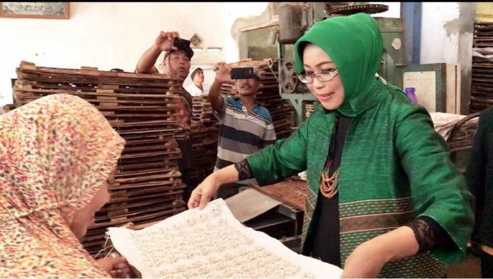 Fatma Saifullah Yusuf Sentra Kerupuk Sidoarjo