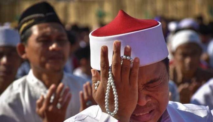 shalat taubat warga lombok