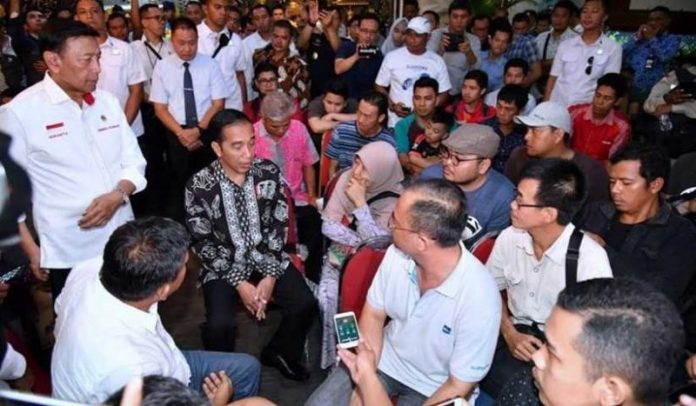 Jokowi diantara keluarga korban JT 610