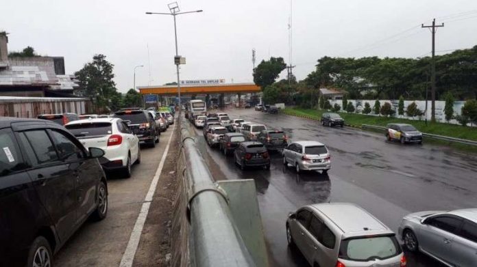  Tol  Medan  Tebing Tinggi Mengalami Kemacetan di Hari Kedua 